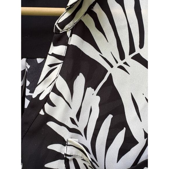 Torrid Top Size 2X Black White Chiffon Button front Tropical Print Sheer Slvless - Picture 3 of 4